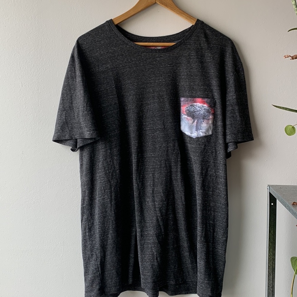 Graphic Front Pocket Tee. XL.